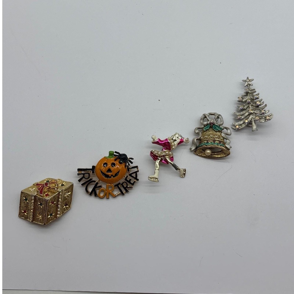 Vintage Holiday Brooch Lot 5pc Christmas Tree Pumpkin‎ Bell Skater Gift Box J43